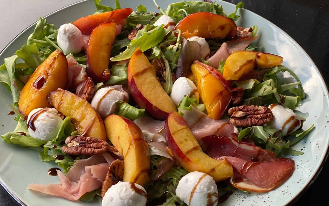 Salade met nectarine en mozzarella