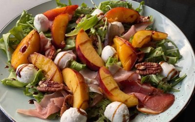 Salade met nectarine en mozzarella
